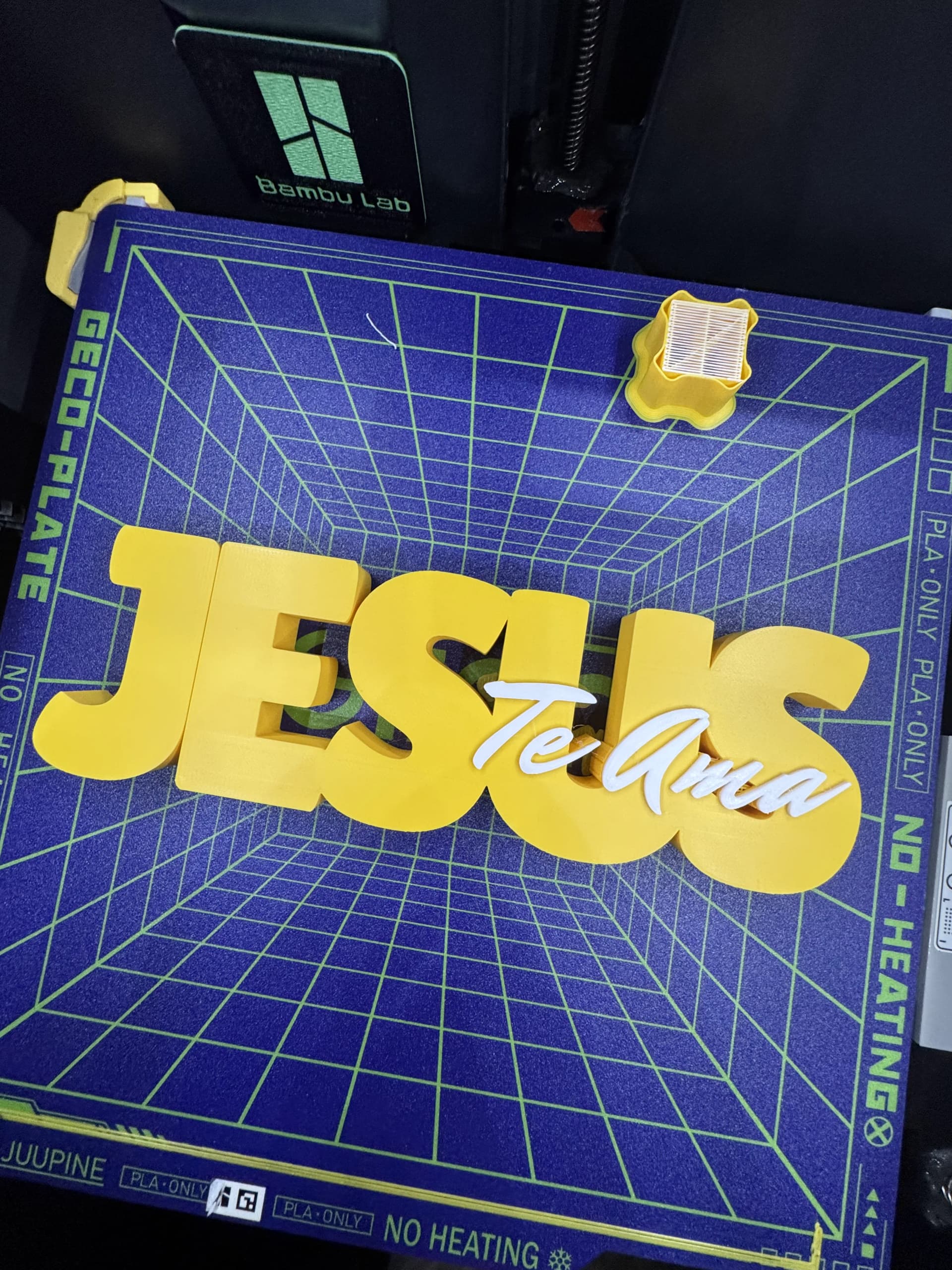 Quadro Jesus Te Ama close-up das letras